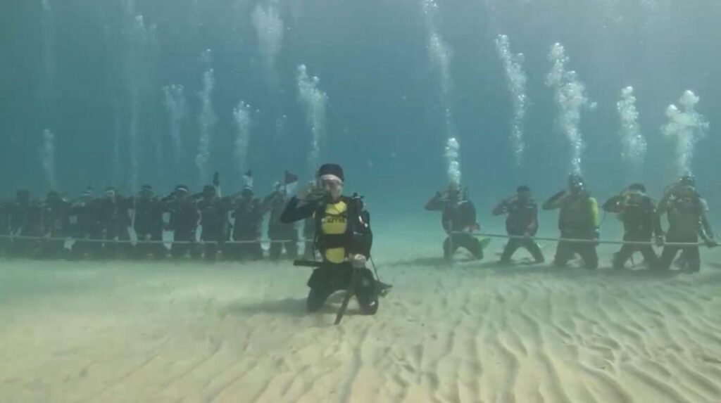 Momen pengibaran bendera merah putih di Laut Namu, Konawe Selatan.