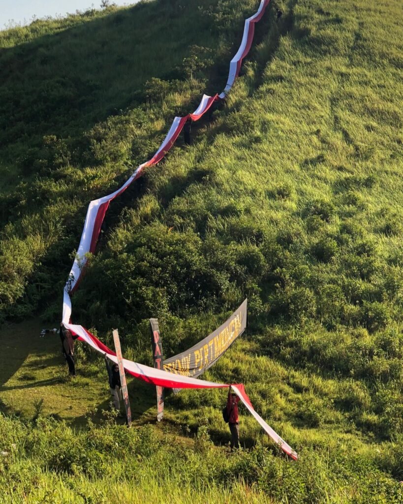 HMTP UM Kendari saat membentangkan 579 meter bendera merah putih di Bukit Tiga Putri, Konawe Selatan.