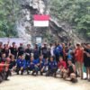 Peringati HUT ke-79 RI, Putra Putri Sultra Kibarkan Merah Putih di Tebing Danau Biru, Kolut