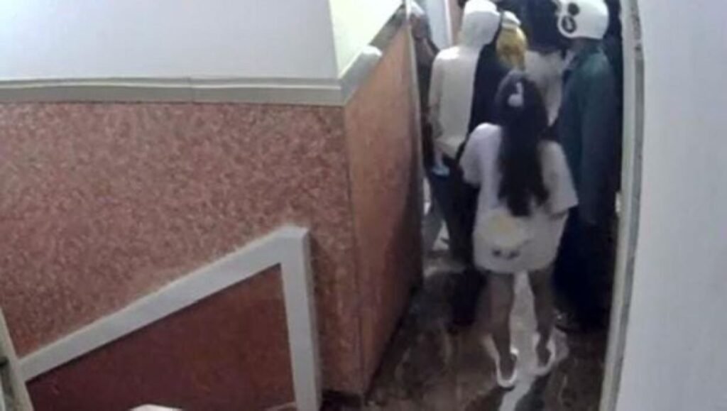 Terduga pelaku pengeroyok di sebuah hotel di Kendari terekam CCTV.