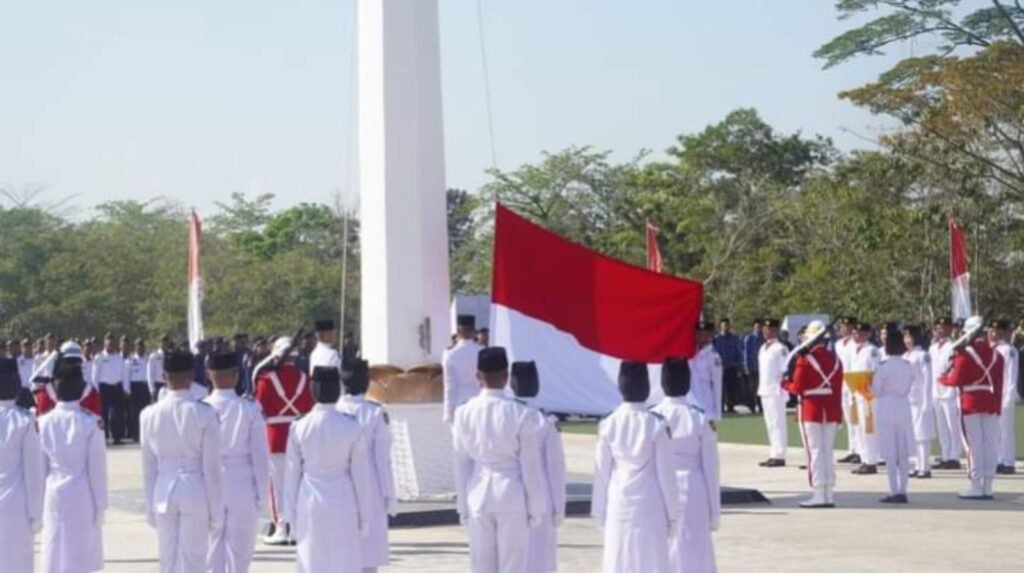 Paskibraka saat mengibarkan bendera merah putih di Pemkot Kendari.