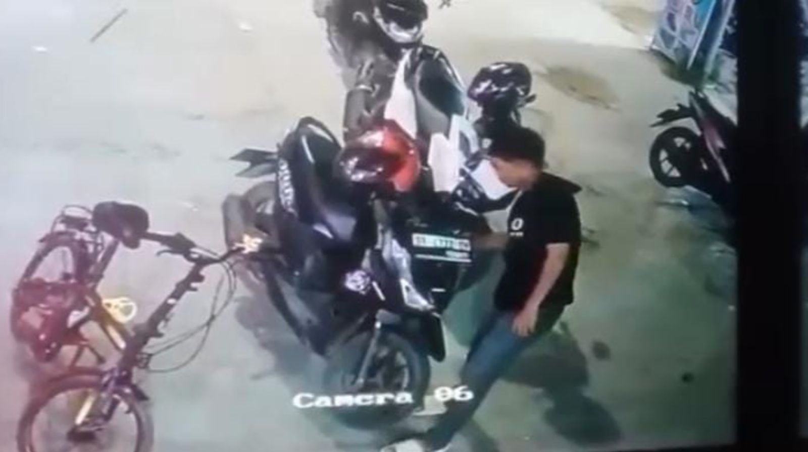 2 Pria Terekam CCTV Curi Handphone Warga di Kambu, Kendari 2 Pria Terekam CCTV Curi Handphone Warga di Kambu, Kendari