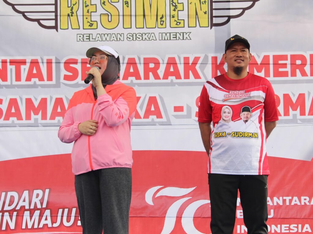 Siska Karina Imran dan Sudirman saat memberikan sambutan depan ribuan warga di Kendari.