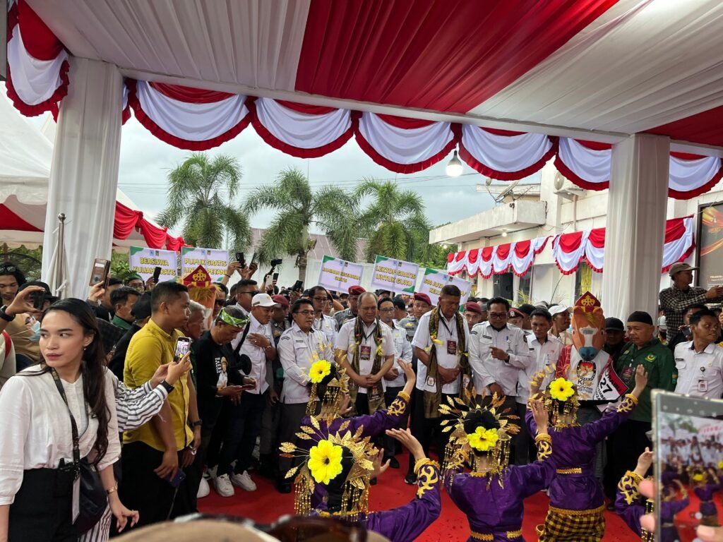 Penyambutan rombongan Ruksamin-LM Sjafei Kahar di Kantor Komisi Pemilihan Umum (KPU) Sulawesi Tenggara (Sultra).