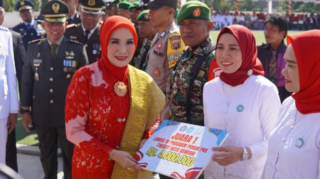 Penyerahan hadiah saat pengibaran bendera merah putih di Pemkot Kendari.