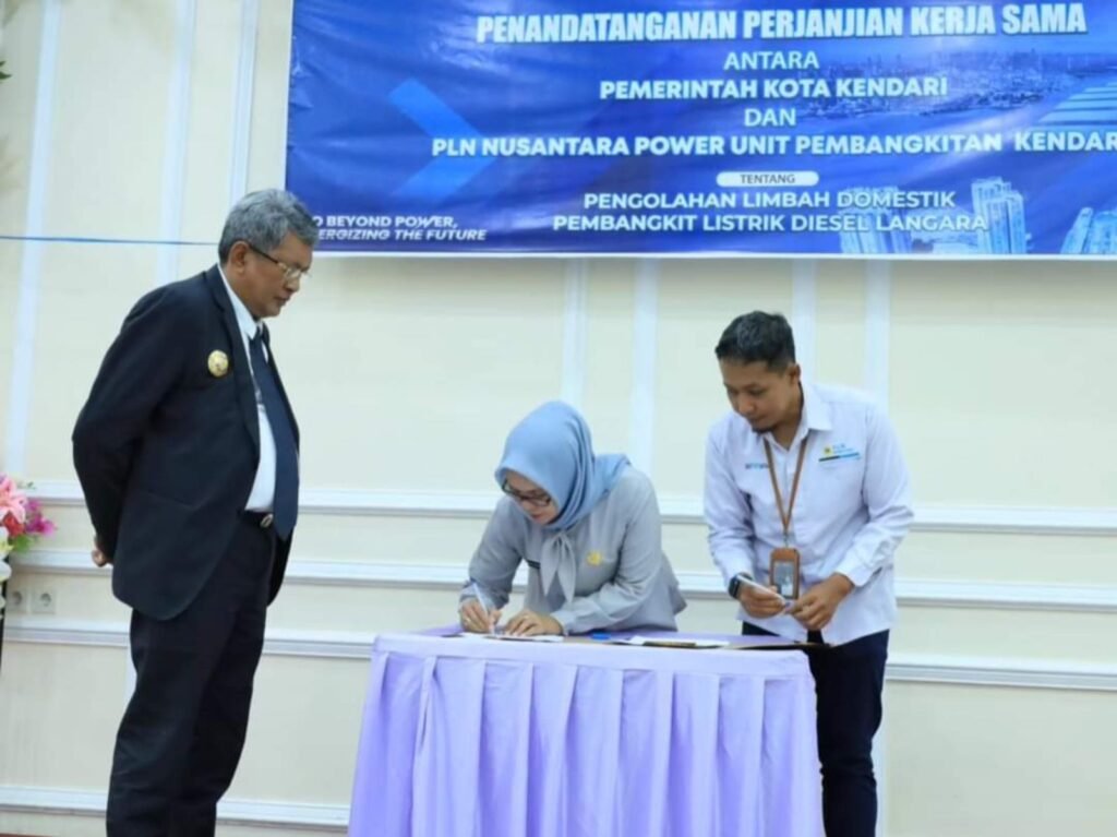 Pj. Wali Kota Yusup, Muhammad Yusup saat menyaksikan MoU PLN NP UP Kendari dan PUPR Kota Kendari.