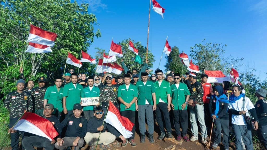 Gerakan Pemuda (GP) Ansor Kabupaten Kolaka, Sulawesi Tenggara (Sultra), melaksanakan upacara dan pengibaran bendera di Puncak Padamarang.