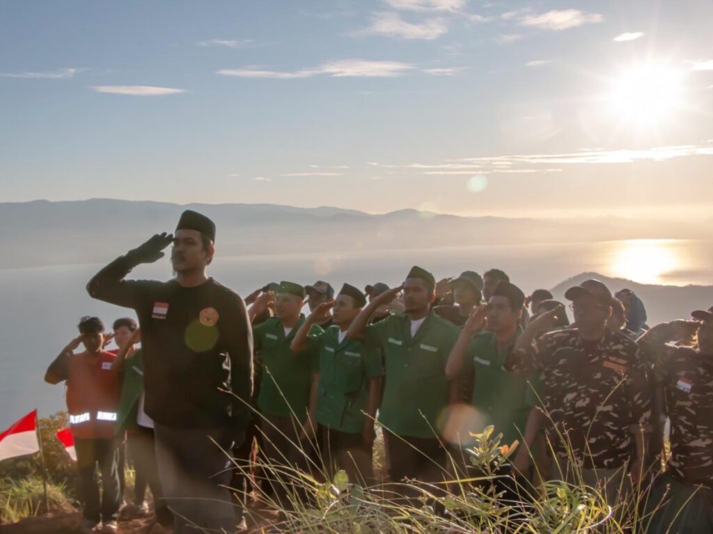 Gerakan Pemuda (GP) Ansor Kabupaten Kolaka, Sulawesi Tenggara (Sultra), melaksanakan upacara dan pengibaran bendera di Puncak Padamarang.