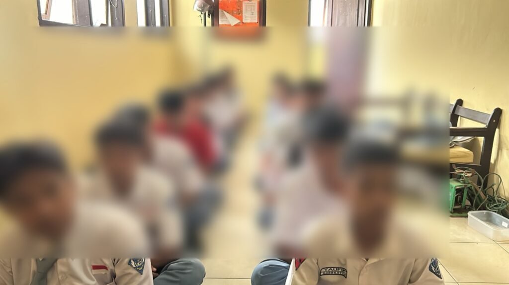 Sejumlah pelajar diamankan polisi usai tawuran dan membawa senjata tajam (sajam) di Jenderal Ahmad Yani, Kelurahan Pondambea, Kecamatan Kadia, Kota Kendari, Sulawesi Tenggara (Sultra).