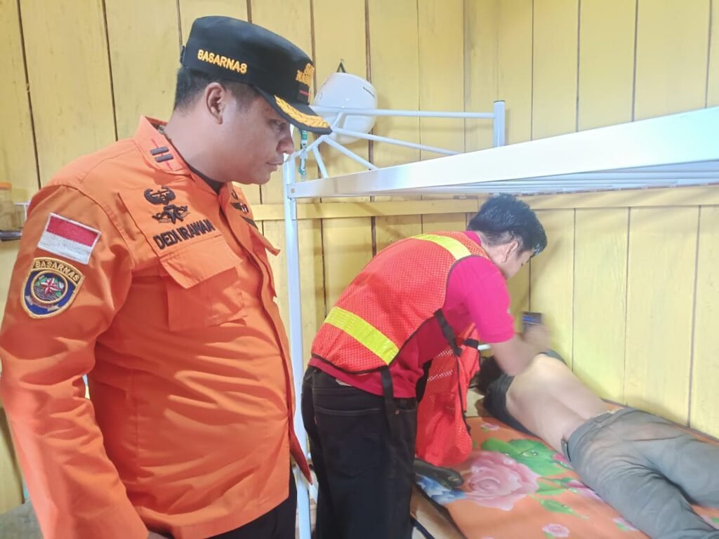 Pria bernama Ilham (31) menjalani pemeriksaan kesehatan usai ditemukan pada hari ketujuh sejak dilaporkan hilang dalam kawasan perusahaan tambang PT Risky Sinar Biokas (RSB) di Kabupaten Konawe Utara (Konut), Sulawesi Tenggara (Sultra).