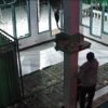 Pria di Kendari Terekam CCTV Curi Uang Kotak Amal Masjid Nurul Hijrah, Mandonga