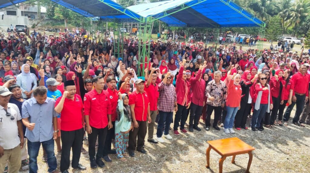 Lukman Abunawas mengukuhkan Tim Pemenangan Sultra (TPS) Lukman Abunawas-Laode Ida (LA-Ida) Kabupaten Wakatobi.