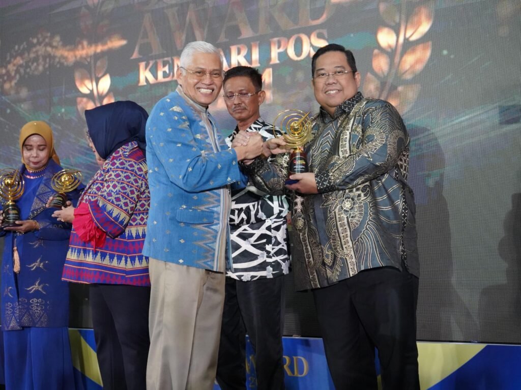 Ketua Kadin Sultra, Anton Timbang saat menerima penghargaan dalam ajang Sultra Awards 2024.