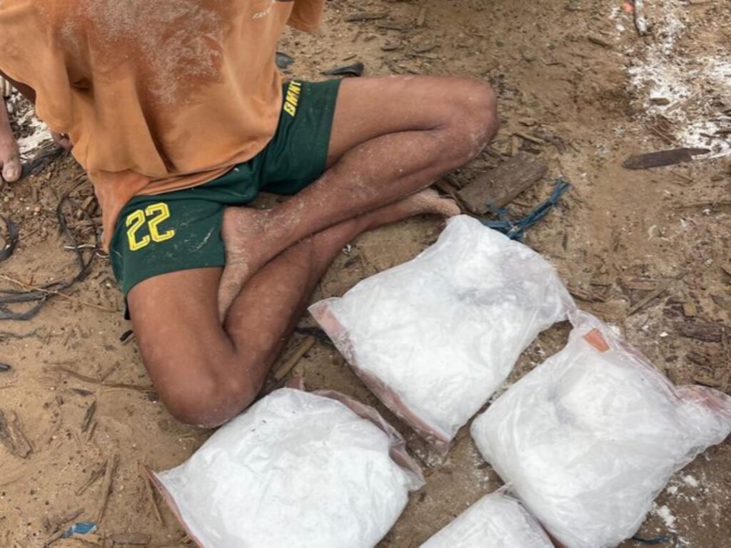 Pria berinisial W, warga Kota Kendari ditangkap polisi ketika menyelundupkan sabu-sabu seberat 6 kilogram di Perairan Sungai Bandara, Kelurahan Karang Anyar Pantai, Kecamatan Tarakan Barat, Kota Tarakan, Kalimantan Utara (Kaltara).