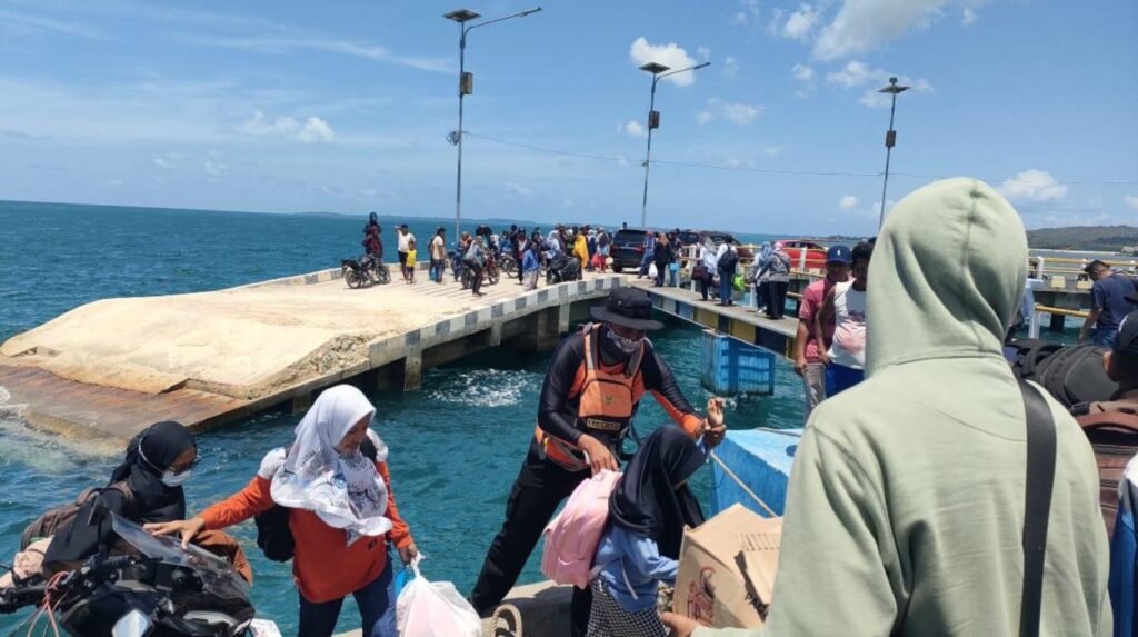 Tim SAR Wakatobi saat mengevakuasi penumpang KM Nur Rezki.