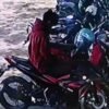 Gelagat Pria Mencurigakan Diduga Curi Aksesori Motor di Parkiran RSUD Bahteramas