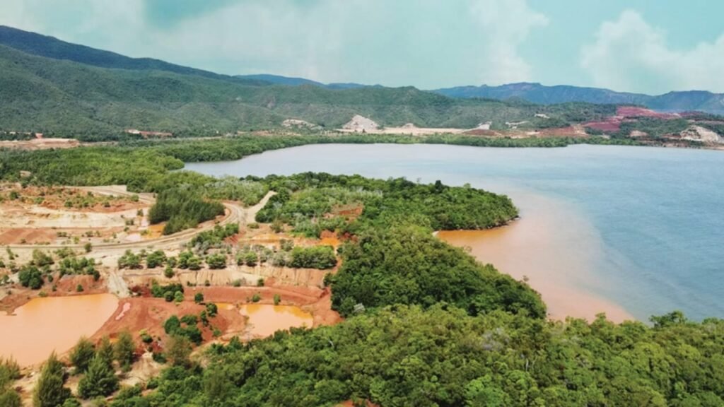 Bekas galian tambang nikel di pesisir Pulau Kabaena, Sulawesi Tenggara (Sultra).