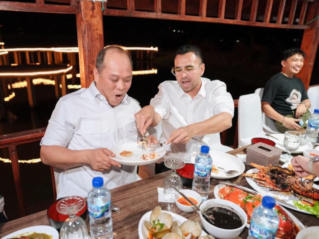 Bakal Calon Gubernur Sulawesi Tenggara (Sultra), Ruksamin, bersama Raffi Ahmad sedang menikmati jajanan di Jajarans Keliling.