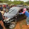 Banting Setir Hindari Pemotor, Mobil Nyaris Terperosok ke Sungai Sopura, Kolaka