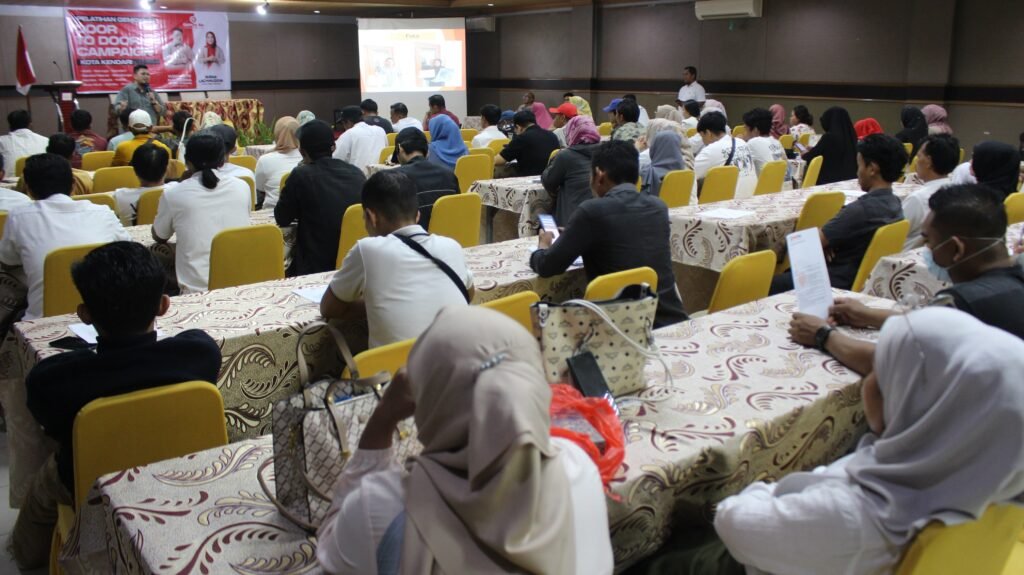 Suasana puluhan Relawan Yudhianto-Nirna menerima materi sosialisasi dan penggunaan aplikasi di Kendari.