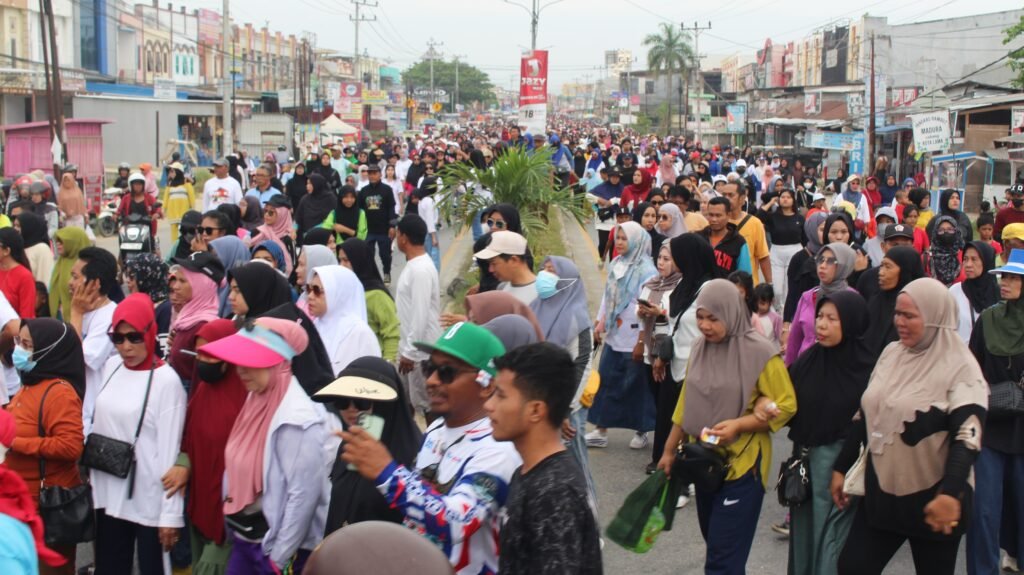 Suasana ribuan warga yang memadati jalan santai Koalisi Partai Pengusung Siska-Sudirman di Kendari.