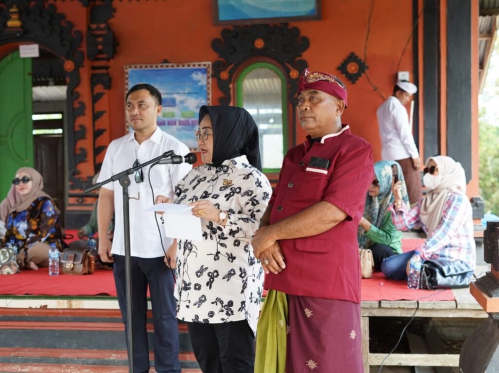Calon Gubernur (Cagub) dan Calon Wakil Gubernur (Cawagub) Sulawesi Tenggara (Sultra), Tina Nur Alam-LM Ihsan Taufik Ridwan, ikut merayakan hari raya Galungan bersama umat Hindu di Pura Puseh, Desa Ulu Benua - Puasana, Kecamatan Amonggedo, Kabupaten Konawe.