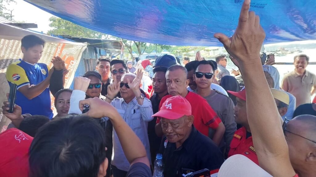 Calon Gubernur Sulawesi Tenggara (Sultra) Nomor Urut 3, Lukman Abunawas, blusukan ke tempat pelelangan ikan (TPI) atau Pasar Lelang Kendari.