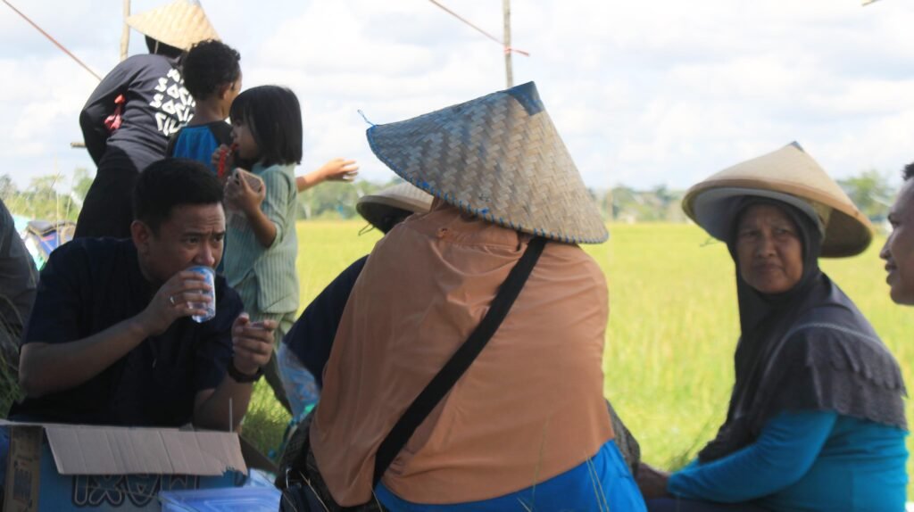 Calon Bupati Konawe Selatan, Radhan bersama warga Desa Anese.