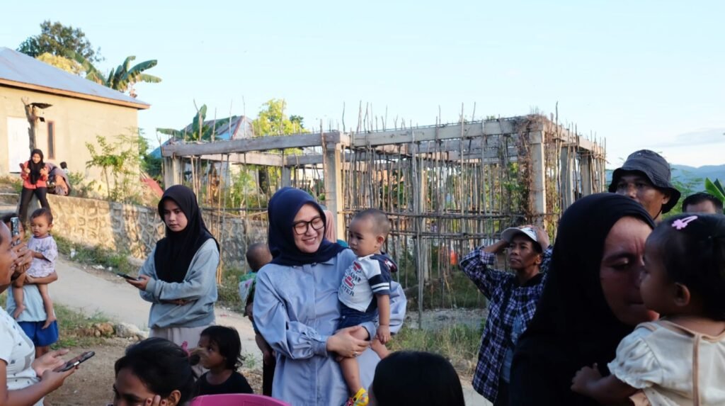 Calon Wali Kota Kendari, Giona Nur Alam, bertemu dan bercengkerama dengan warga Kelurahan Kendari Caddi, Kecamatan Kendari.