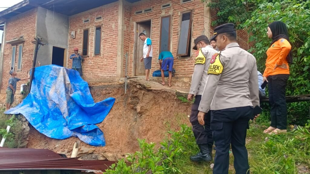 Tanah longsor menimpa dapur rumah warga di Jalan Kemakmuran, Kelurahan Sea, Kecamatan Latambaga, Kabupaten Kolaka, Sulawesi Tenggara (Sultra).