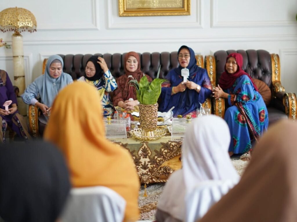 Tokoh-tokoh wanita Sulsel saat bertemu dan memberikan dukungan kepada Calon Gubernur Sultra Tina Nur Alam.