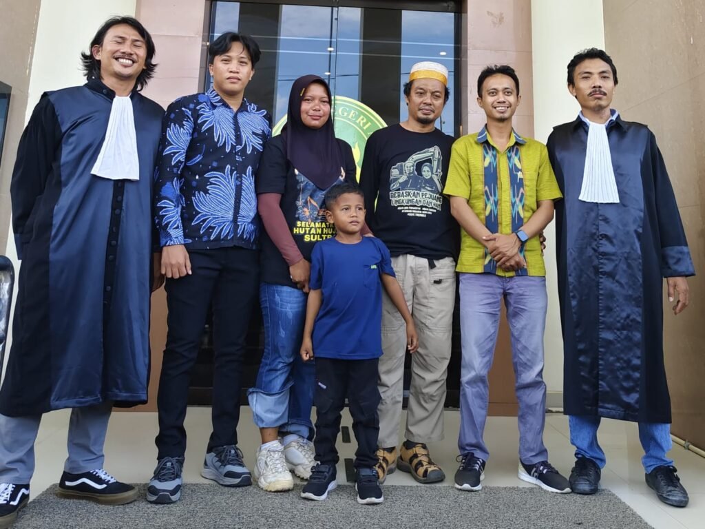 Dua warga Desa Torobulu, Kecamatan Laeya, Kabupaten Konawe Selatan (Konsel), Sulawesi Tenggara (Sultra), Haslilin (31) dan Andi Firmansyah (42), bersama tim kuasa hukum di Pengadilan Negeri (PN) Andoolo.