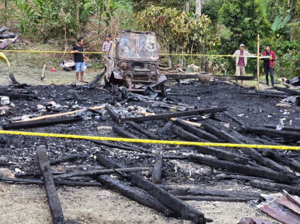 Rumah terbakar di Dusun VI Desa Tobela, Kecamatan Porehu, Kabupaten Kolaka Utara (Kolut), Sulawesi Tenggara (Sultra).