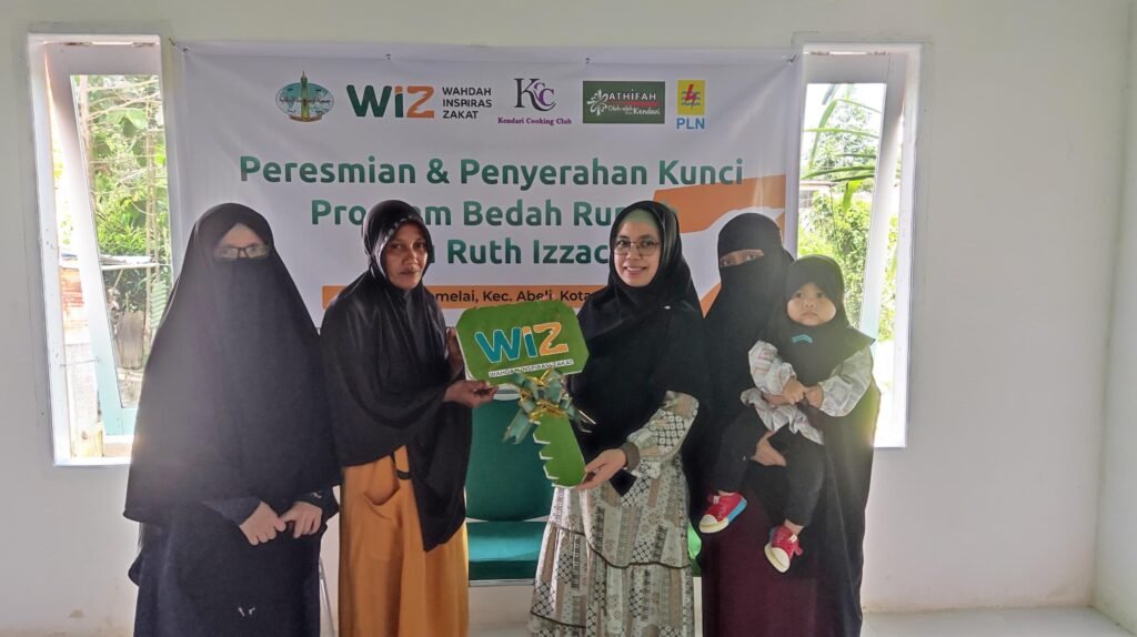 Wahdah Inspirasi Zakat (WIZ) Sulawesi Tenggara (Sultra) bersama para donatur utama menyerahkan kunci rumah kepada Ibu Ruth dan anak-anaknya.