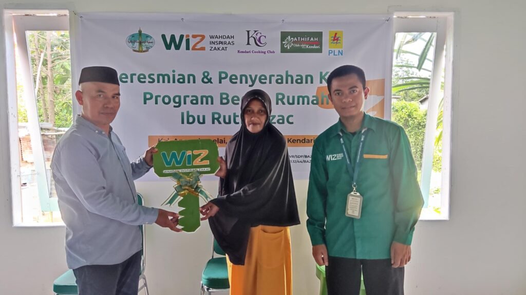 Wahdah Inspirasi Zakat (WIZ) Sulawesi Tenggara (Sultra) bersama para donatur utama menyerahkan kunci rumah kepada Ibu Ruth dan anak-anaknya.