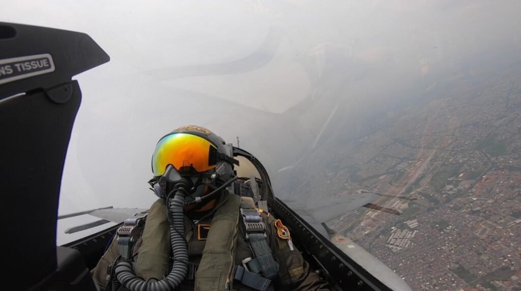 Muhammad Fachry Nosar menerbangkan F-16 pada puncak Hari Ulang Tahun (HUT) ke-79 TNI di langit Jakarta.