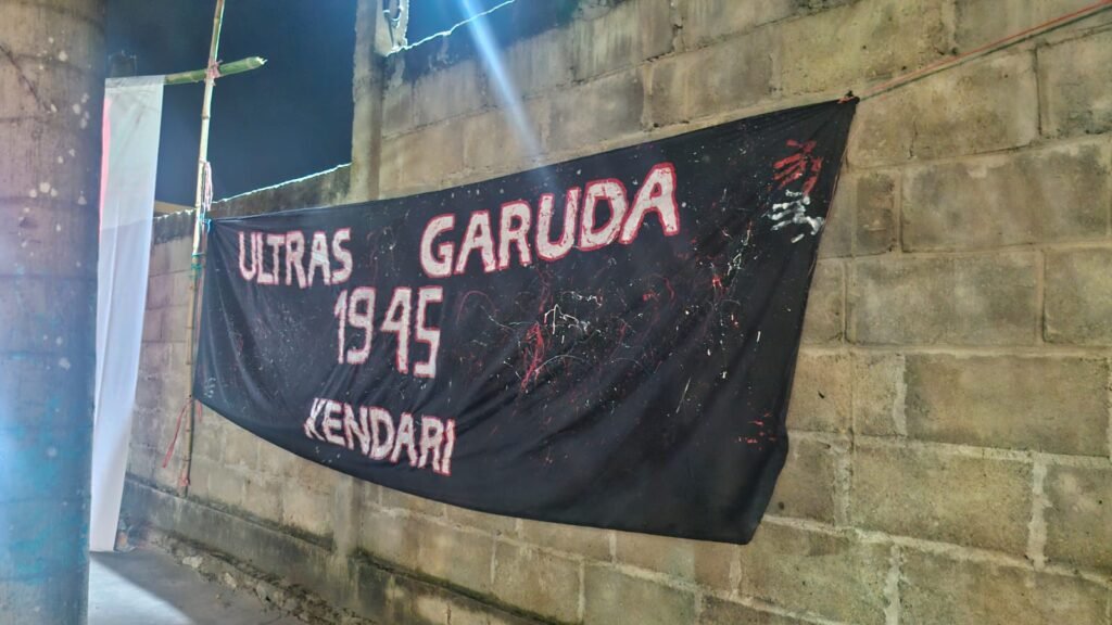 Suasana nobar Cina versus Indonesia Ultras Garuda Kendari.