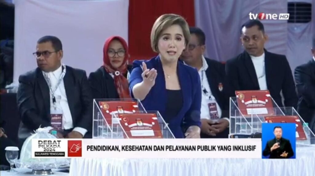 Momen Putri Violla diprotes oleh Laode Ida saat memimpin debat Pilgub Sultra.