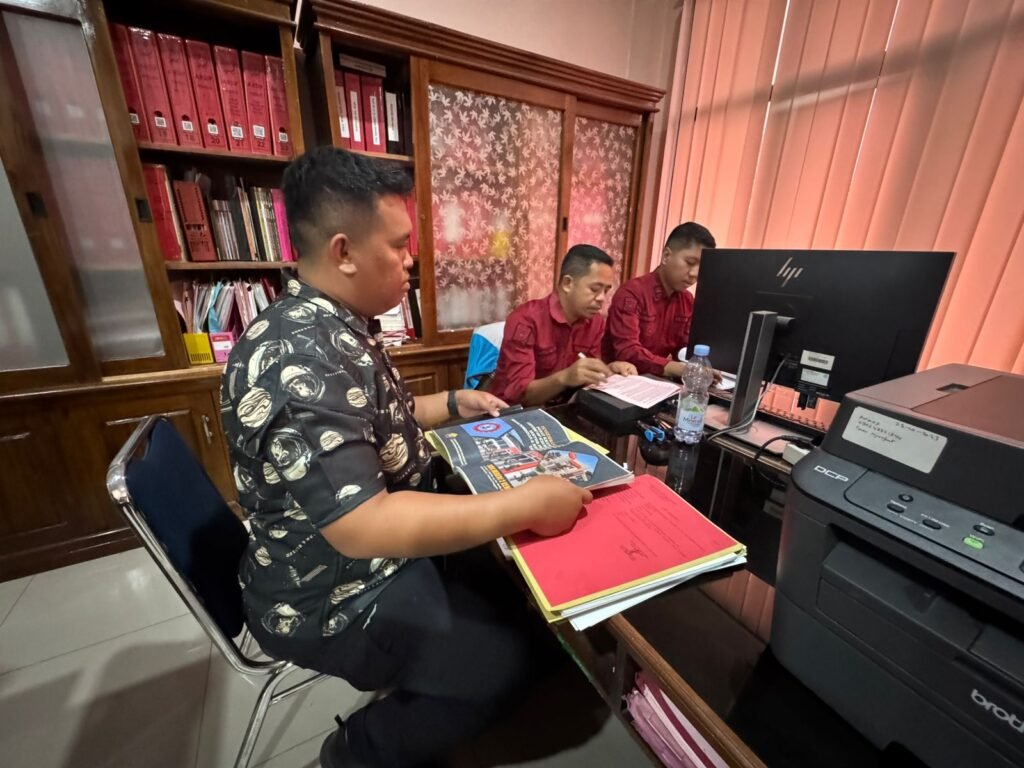 Penyerahan berkas perkara korupsi mantan Kepala SMKN 2 Kendari berinisial MFS (58) dari Polresta Kendari ke Kejari Kendari.