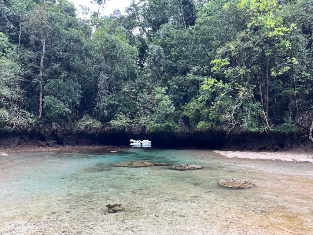 Celah karst menjadi satu-satunya akses ke Danau Tobelo di Pulau Labengki, Kecamatan Lasolo Kepulauan, Kabupaten Konawe Utara (Konut), Sulawesi Tenggara (Sultra).