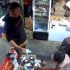 Modus Beli Rokok, Pria di Kendari Terekam CCTV Gasak 2 Handphone dan Uang