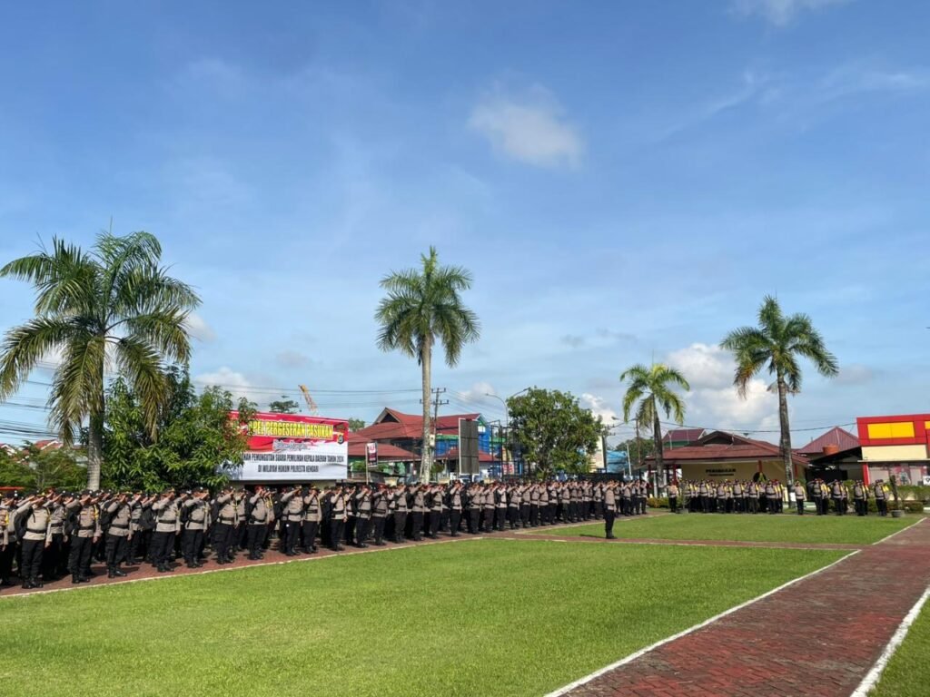 Ratusan personel mengikuti apel pergeseran pasukan di Lapangan Polresta Kendari.