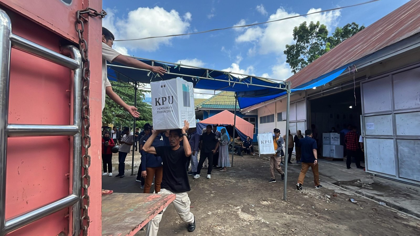 KPU Kendari Mulai Distribusi Logistik Pemilu ke Kelurahan KPU Kendari Mulai Distribusi Logistik Pemilu ke Kelurahan