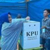 Tina Nur Alam Nyoblos di TPS 1 Anaiwoi, Kendari, Ditemani Suami