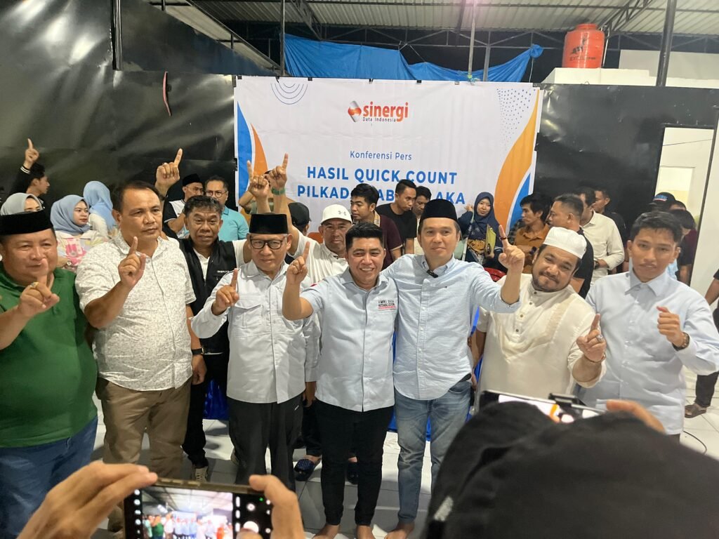 Amri-Husmaluddin bersama relawan merayakan kemenangan pada Pemilihan Bupati (Pilbup) Kolaka 2024 berdasarkan hitung cepat Sinergi Data Indonesia (SDI