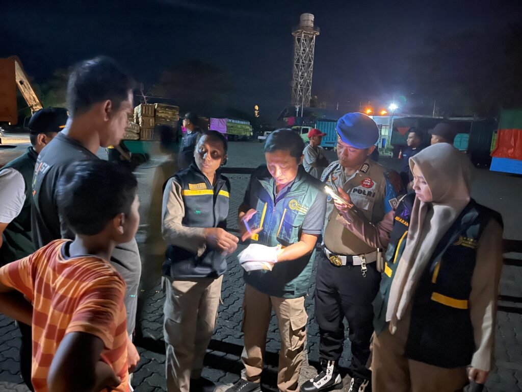 Polsek Kawasan Pelabuhan Kolaka (KPK) bersama Petugas Badan Karantina Kolaka memeriksa barang bawaan pada kendaraan di pelabuhan.