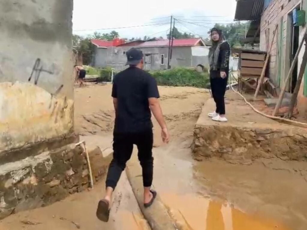 Sudirman memantau lokasi langganan banjir di Jalan Tunggala, Kelurahan Anawai, Kecamatan Wuawua, Kota Kendari, Sulawesi Tenggara (Sultra).