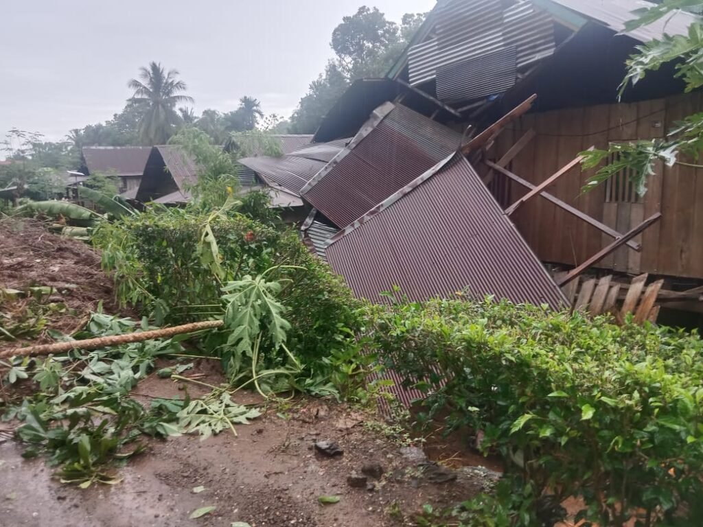 Longsor menimpa dua rumah warga Dusun 3 Tasiko, Desa Puulemo, Kecamatan Baula, Kabupaten Kolaka, Sulawesi Tenggara (Sultra).