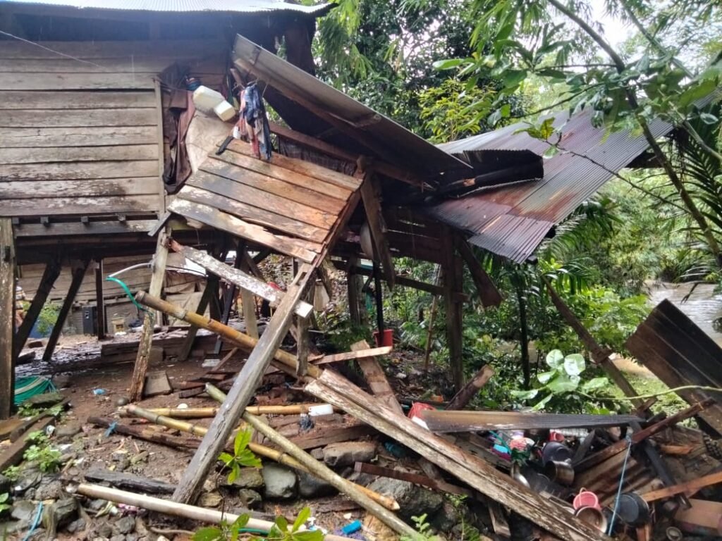 Longsor menimpa dua rumah warga Dusun 3 Tasiko, Desa Puulemo, Kecamatan Baula, Kabupaten Kolaka, Sulawesi Tenggara (Sultra).