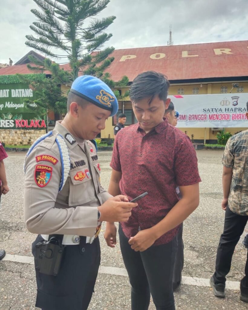 Bidang Profesi dan Pengamanan (Propam) Polres Kolaka melakukan pemeriksaan handphone personel.